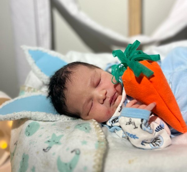 Ensaio fotográfico com bebês celebra Páscoa no Hospital de Luziânia
