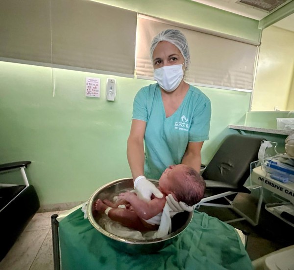 HMDI realiza banho humanizado na UCIN